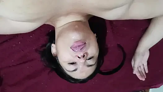 Üvey babasının yarağının üstüne oturuyor