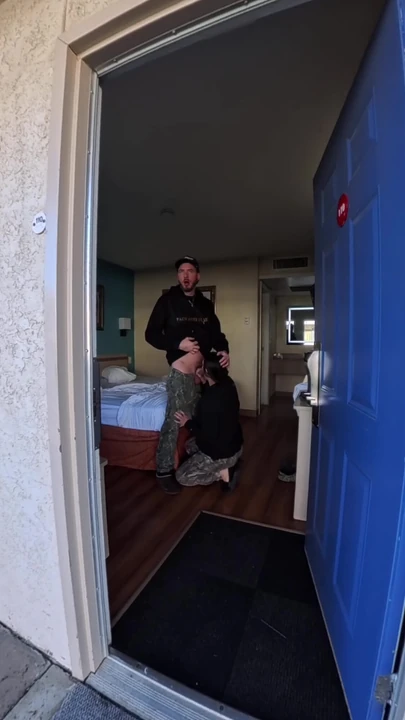 Otel daveti ve yolculukta riskli seks | Klip 1