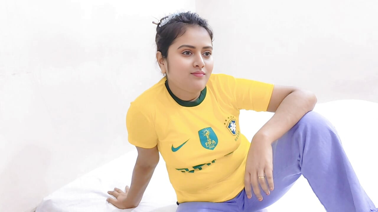 Üvey erkek kardeş bir futbol maçına bahis oynarken güzel üvey kız kardeşini sikiyor. (tam bangla ses)