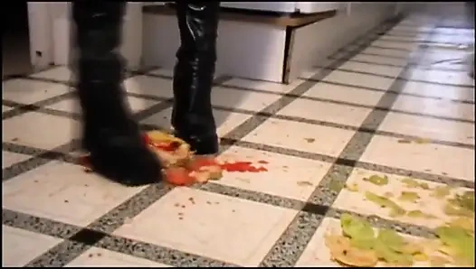 Çizmeli yiyecekleri eziyor