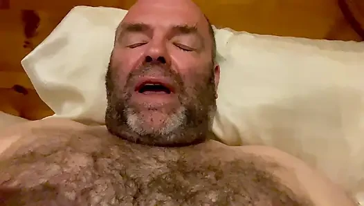 Lanista Bear kırmızı ham cilt isteği nedeniyle kasıklarını dölliyor ve yatıştırıyor
