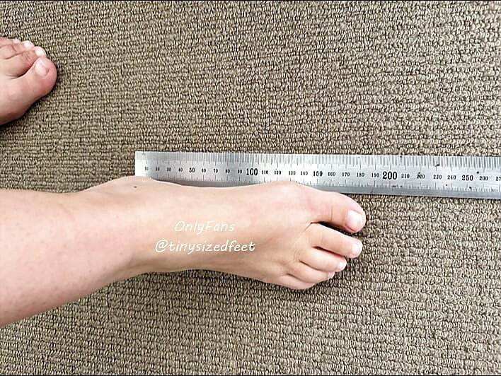 Tinysizedfeet cetvele ve ev eşyalarına karşı ölçüm yapıyor