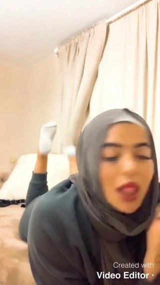 Büyük götlü tesettürlü sürtük