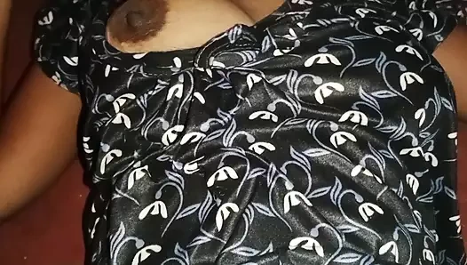 Kayınbiraderi boşanmış baldızını eve çağırdı ve onu kalın yarağıyla sikiyor