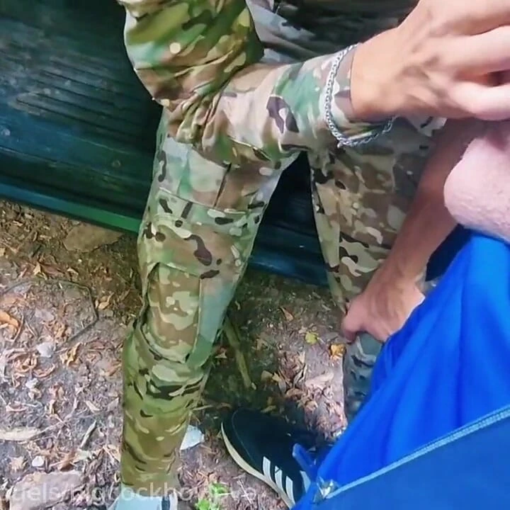 Askerler Herkesin Içinde ağızlarına Boşalana Kadar Birbirlerinin Yaraklarını Emiyorlardı.