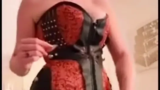 Bu büyük zenci yarağıyla götünü sikiyor