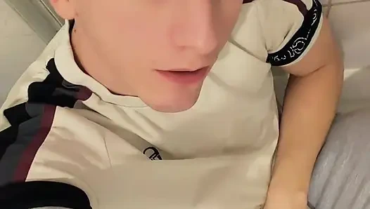 Gri eşyacı pantolonuma işedim ve şimdi tamamen ıslak