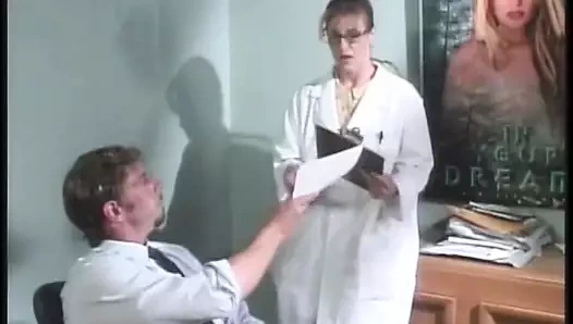 Kendine güvenmeyen sarışın, iş görüşmesini özel bir tarzda geçmeye karar verdi