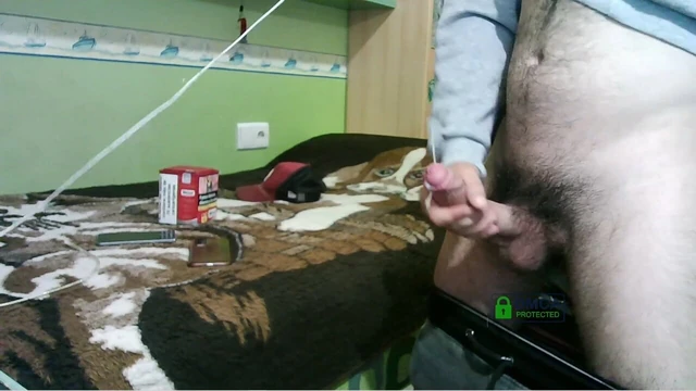 Büyük yarağım bilgisayarın önünde dururken elimi sert sikiyorum - espantanenasxx, espantanenas_69