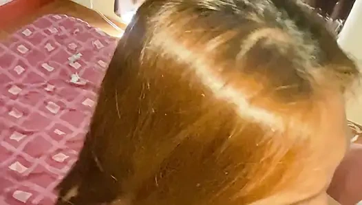 Angy'nin sürtüğün uzmanlık alanı derin gırtlakla başkasının yarağını emiyor