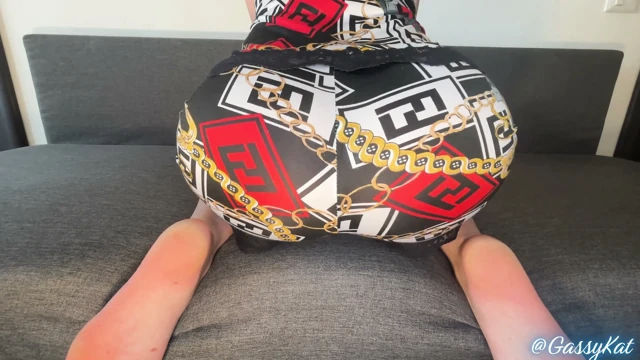 Kanepede minik pijamalı bakış açısı osuruk gösterisi