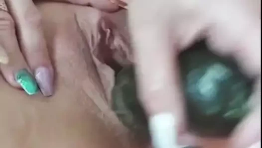 Büyük klitorisli süper azgın orta yaşlı seksi kadın büyük bir salatalık ile mastürbasyon yapıyor