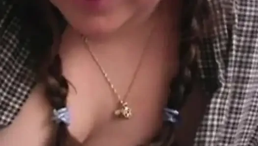 İri güzel kız yatak odasında mastürbasyon yapıyor