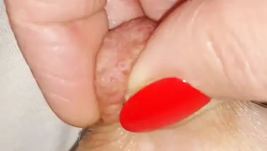 Kırmızı tırnaklar ve meme uçları