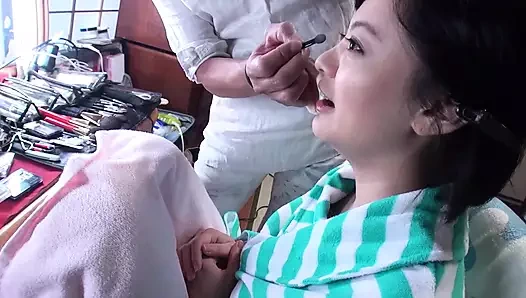 Asya japon pornosu – bebek onu sikilmeden önce amını yalar