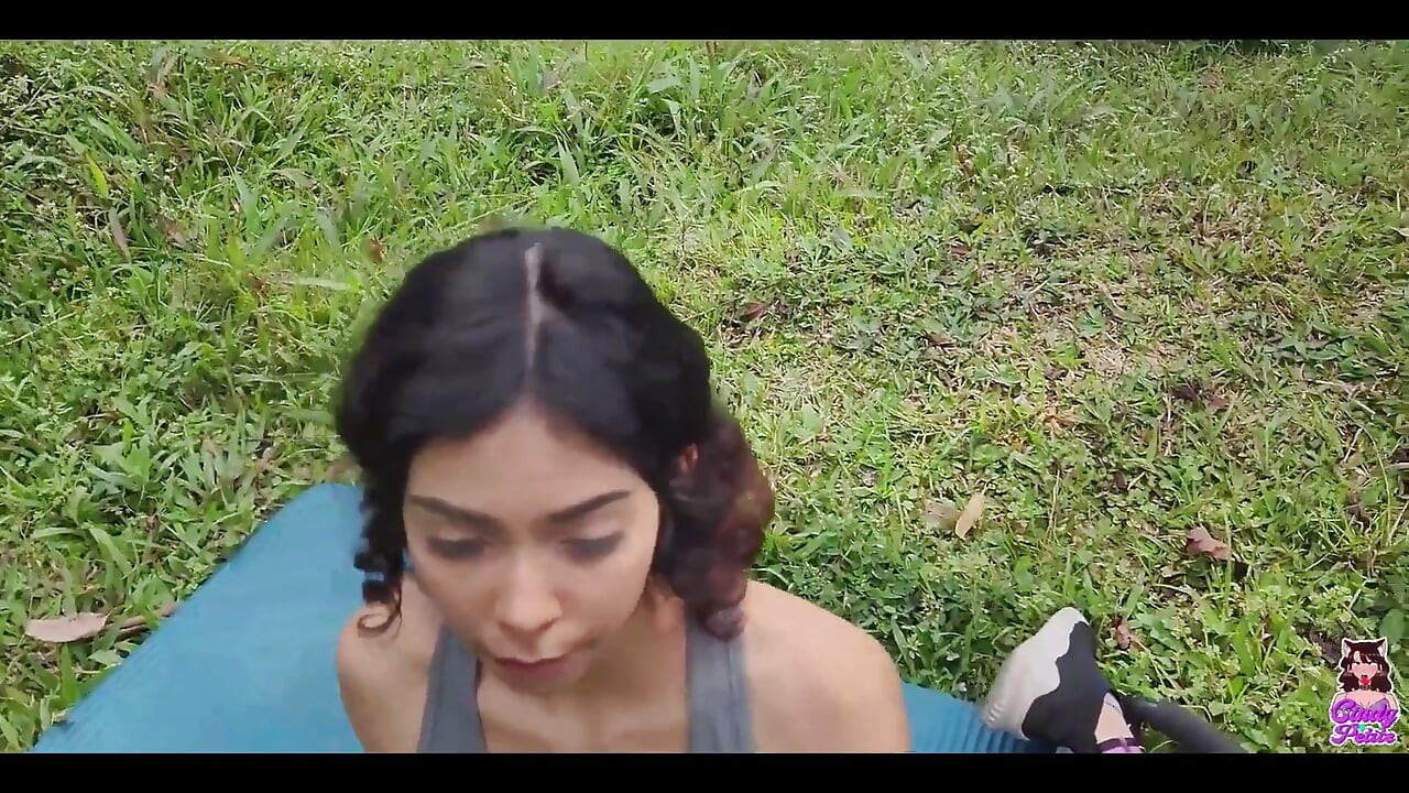 Çiftlikte yürüyen bir adam yoga yaptığımı görüyor ve sonunda beni sikiyor.
