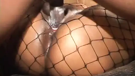 Büyük balon götlü zenci bebek amını ovuyor ve adam tarafından sikiliyor