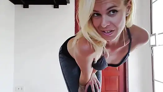 Gri yoga pantolon ıslatıyor ve tapıyor