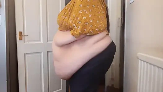Ssbbw iri güzel kadın göbek sallıyor ve sallıyor
