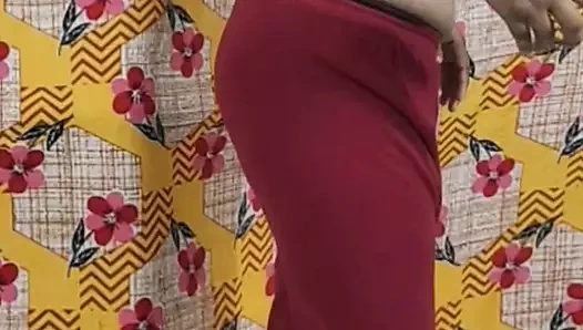 Teyze büyük göğüslerini gösteriyor