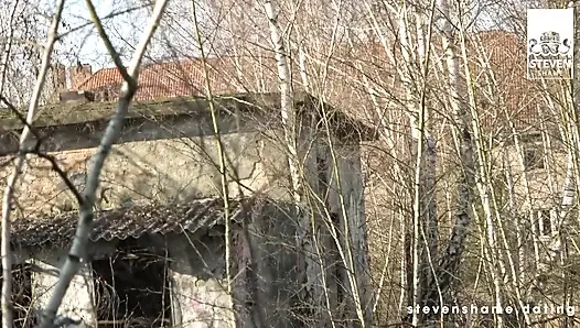 Açık havada sikiş - sarışın genç arteya ağzına boşalana kadar kayıp yerde sikiliyor!