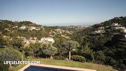 Seksi emlakçı Lia Lin'den reddedemeyebileceğin harika bir iş teklifi