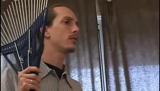 Şımarık esmer azgın adama sakso çekiyor arkadan sikiliyor