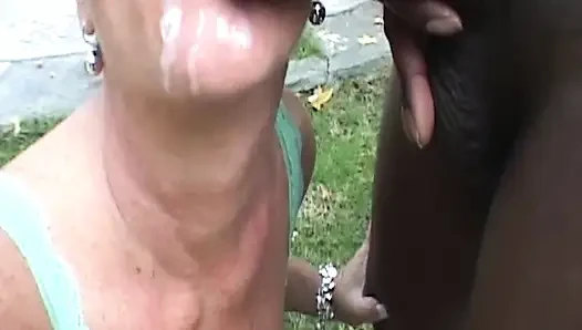 Azgın orta yaşlı seksi kadın açık havada büyük zenci yarağını gırtlağına kadar alıyor