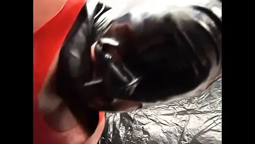 Banyoda sarışın bir sürtük için fetiş sert seks