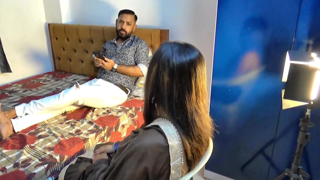 कंपनी बॉस ने अपने कर्मचारी को धोखा दिया और उसे अपनी जगह पर बुलाकर चोदा।