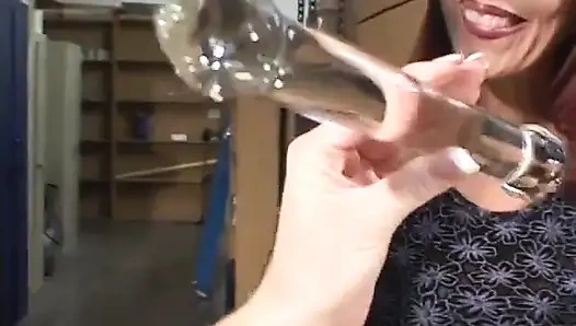 Şehvetli sarışın erkek delisi orta yaşlı seksi kadın ve oyuncaklarla zevk alıyor