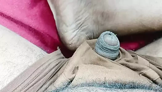 Bakire kızın ilk amını parmaklıyor