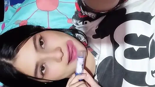 Üvey erkek kardeşim beni kampa götürüyor ve ben onun büyük yarağına binerken içime boşalıyor