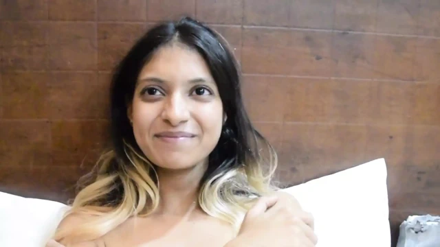 Utangaç kız arkadaşım soyunuyorken sevimli görünüyor