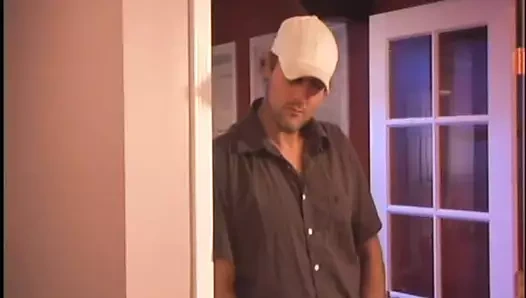 Kapıcı ampulü değiştirmek istiyor ve minyon kiracı tarafından seks için baştan çıkarılıyor