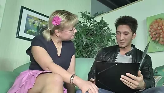 Büyük memeli sarışın orta yaşlı seksi kadın kaslı genç yarağı ağzında amında seviyor