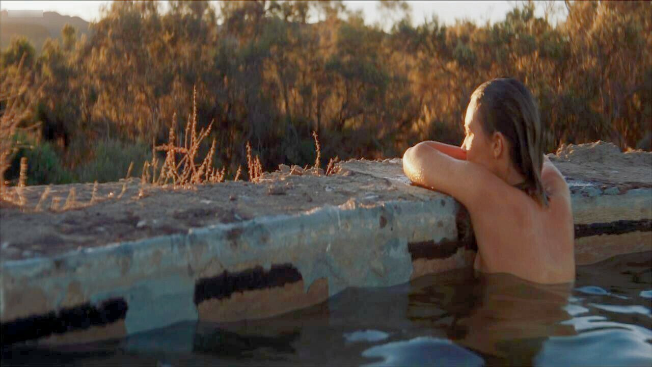 Mia wasikowska kıçını yanıp sönüyor