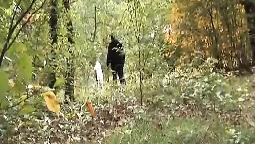 Ateşli koyu saçlı Alman bebek tıraşlı amını ormanda siktiriyor