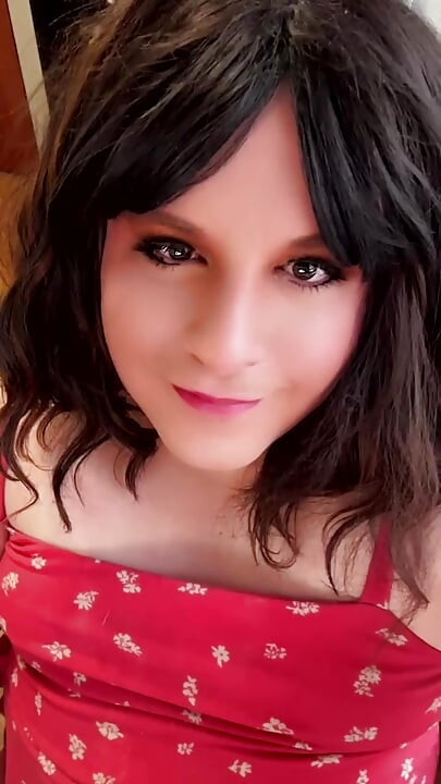 Kadın kılıklı kadın sahibe bakmıyorken yarağını sıvazlıyor