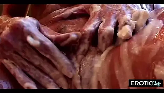 Deutsche Nachbarin öffnet sich komplett beim Yoga