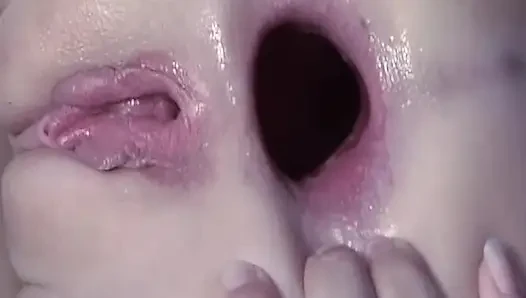 Olgun sarışın orta yaşlı seksi kadın derinden parmaklanıyor ve yüzüne sertçe boşalıyor