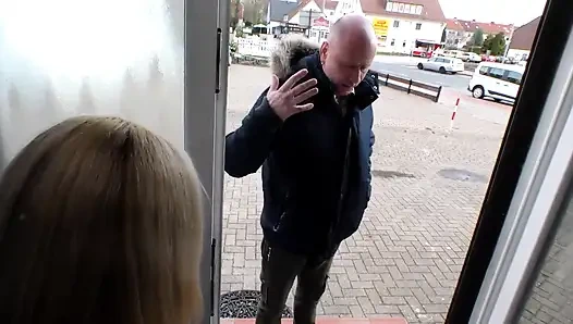 İri göğüslü sarışın kadın büyük yarak istiyor