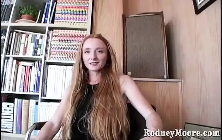 Petite milf com peitos enormes e mamilos recebe na bunda