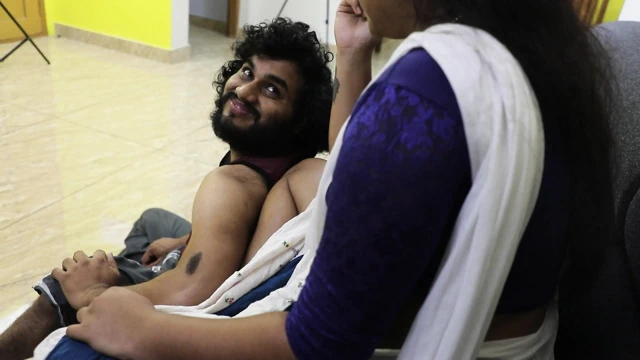 Hizmetçi Janu televizyon izlerken patronuyla ateşli seksin tadını çıkarıyor, mallu hizmetçi ve patron kanepede ateşli sikişiyor ehile vatching tv