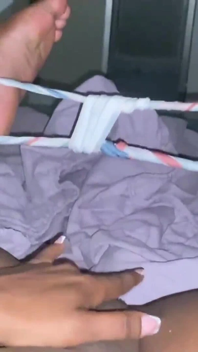 Komşum kocası evde yokken gece mastürbasyon videosu gönderiyor | Klip 1