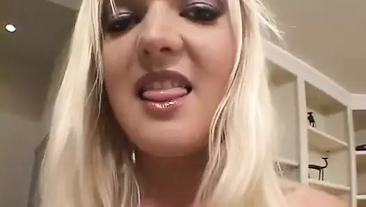 Zenci adam kafa için beyaz kız sürtüğünden faydalanıyor, sonra onu sikiyor