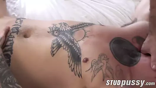 Yakışıklı ftm ile sıcak dövmeler masturbates süre emme çük