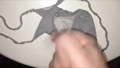 Sıcak komşunun kirli külotunda boşalmak