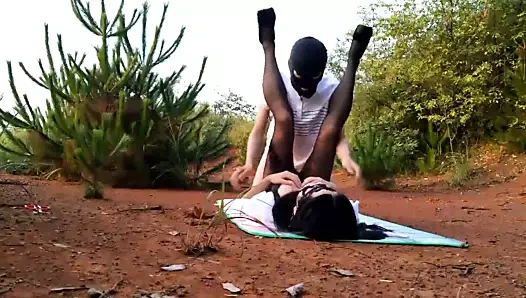 En iyi güzellik dantel külotlu çorap, yüksek topuklu ayakkabılar ve mini etek giyer.