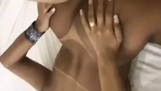 Botou no cuzinho da mulata e fez um video pra jogar net